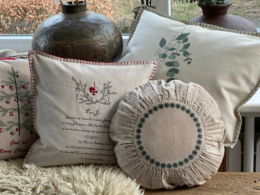 Round cushion with green flowers including filling.