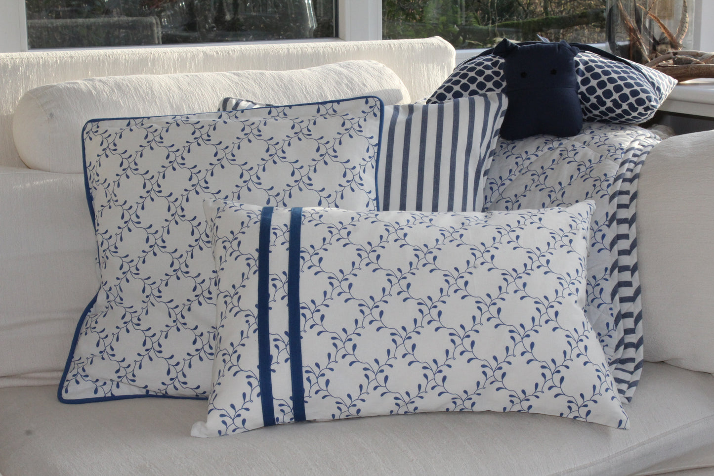 Kissenhülle Viola blau mit Band