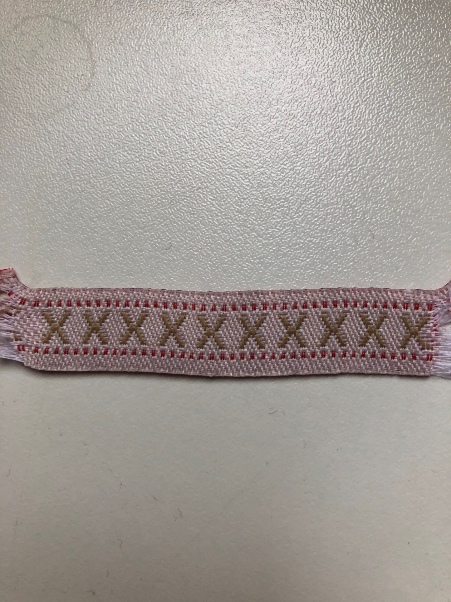 Band Leinen mit X und rote Striche