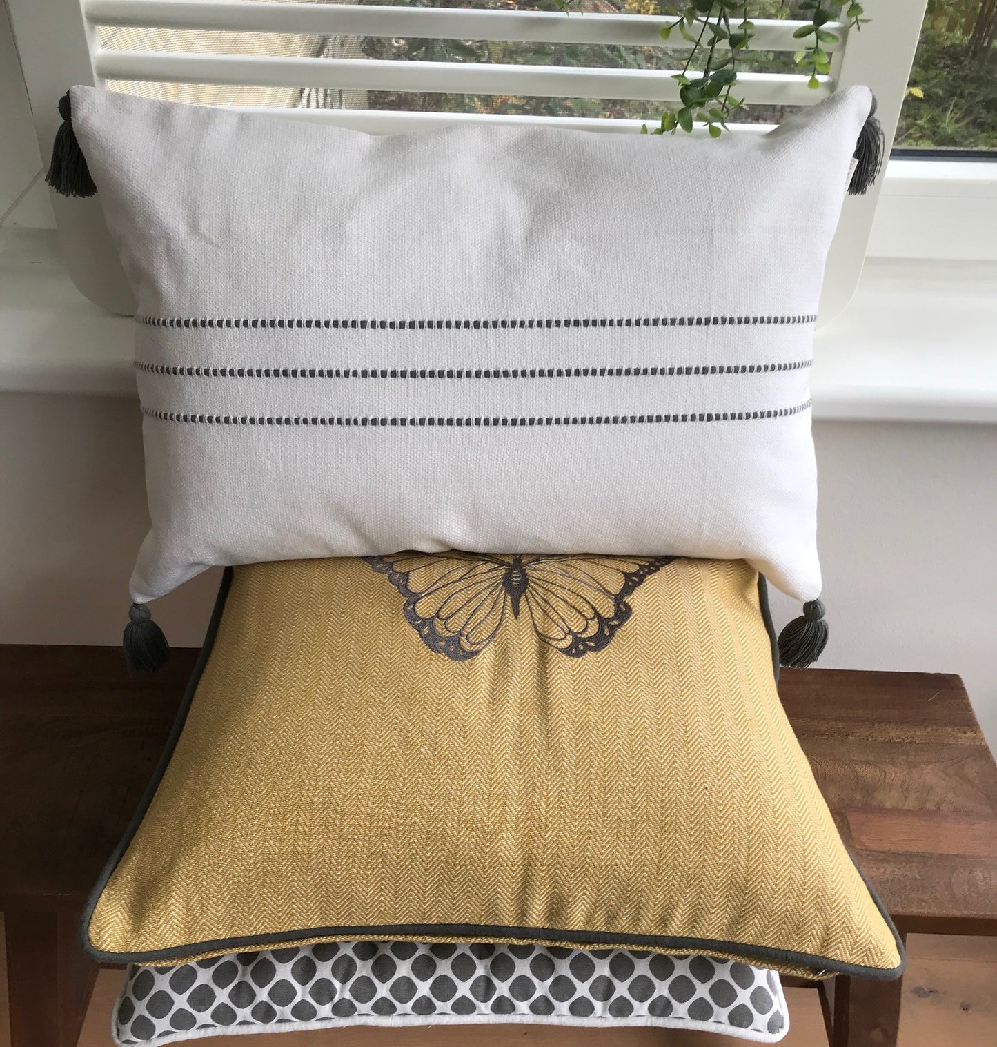 Kissenhülle m. 3 graue Streifen