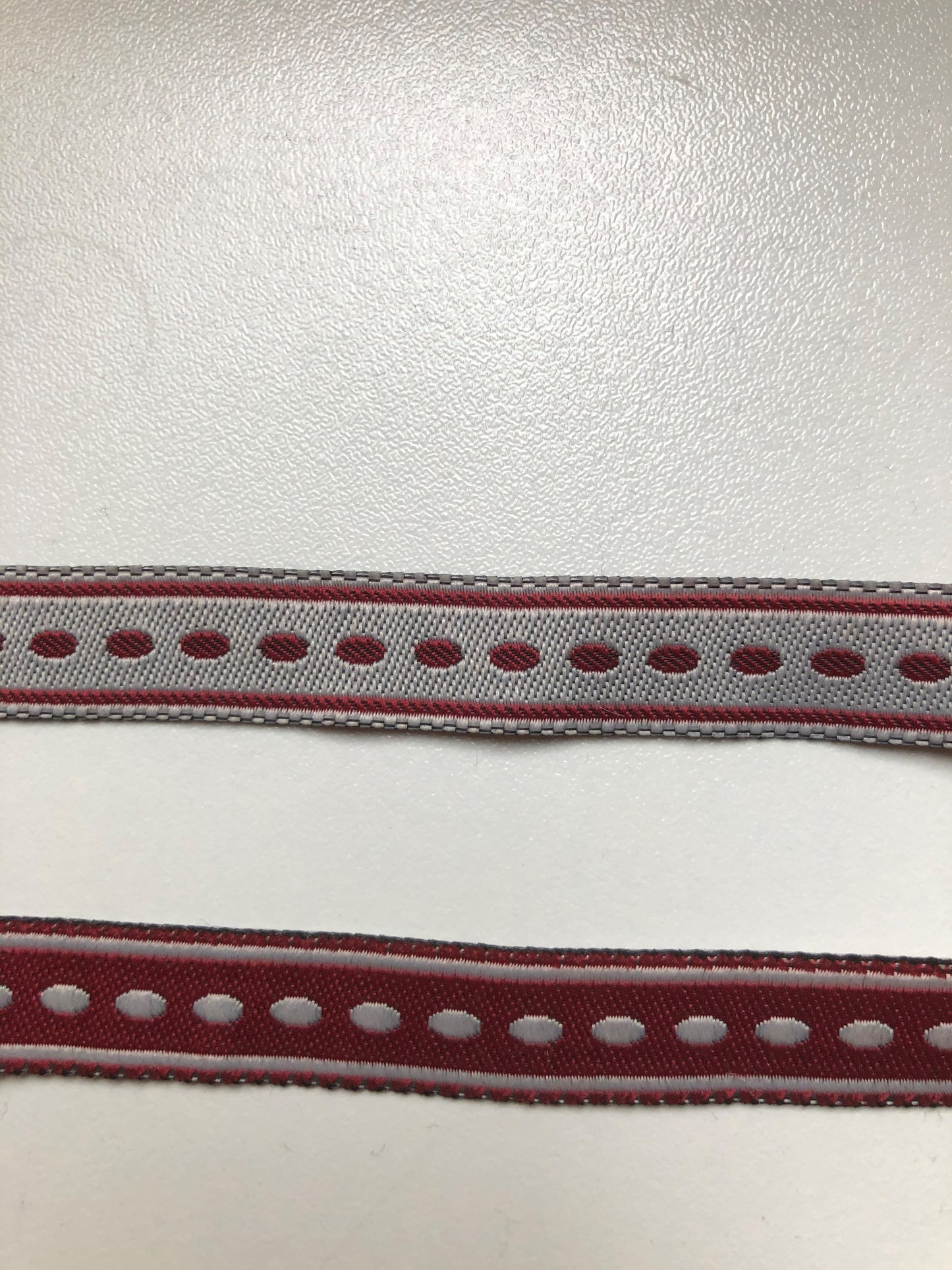 Band rot mit weisse Striche